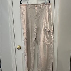 American Eagle Outfitters women’s Light Beige Cargo Pants